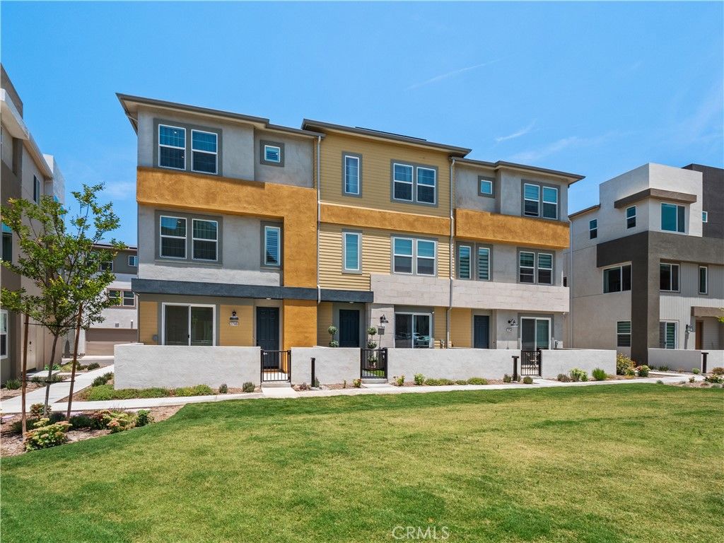 Photo of 27148 Valley Oak Place, Valencia, CA 91381 (MLS # SR26046745)