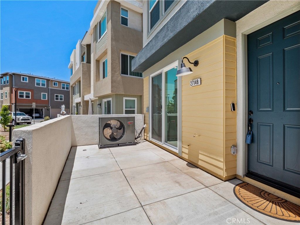 Photo of 27148 Valley Oak Place, Valencia, CA 91381 (MLS # SR26046745)