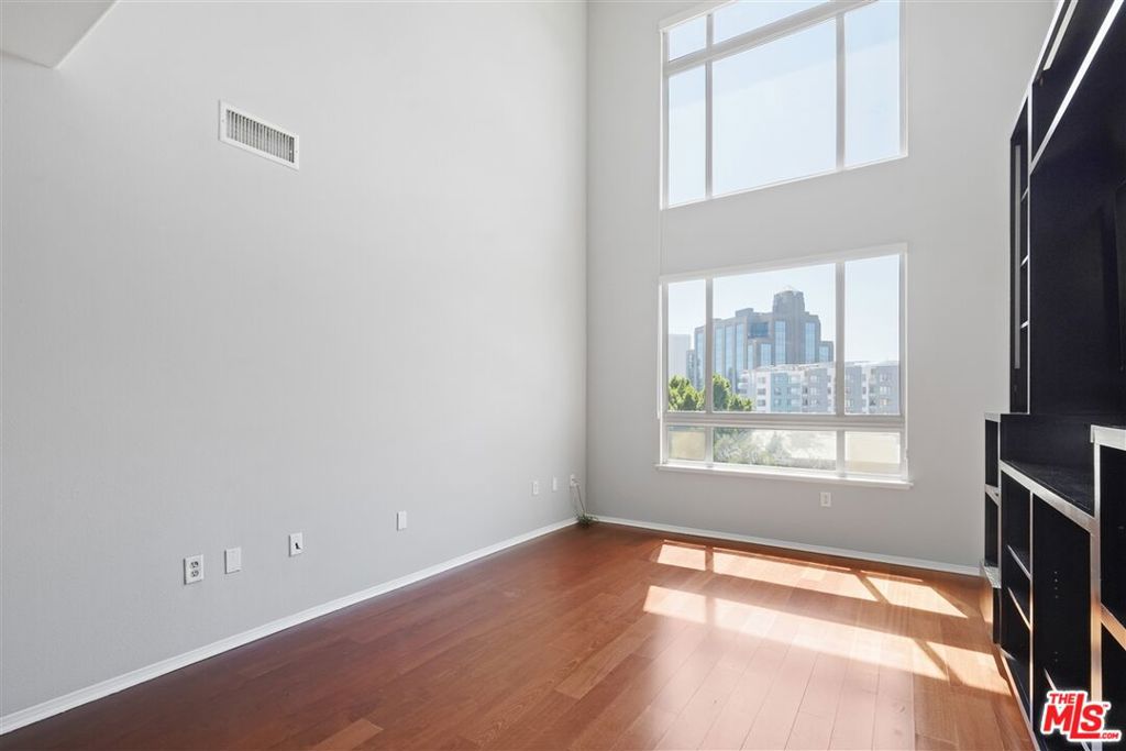 100 S Alameda Street 404