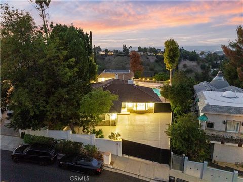 Photo of 4651 Ellenita Ave., Tarzana, CA 91356 (MLS # SR25260880)