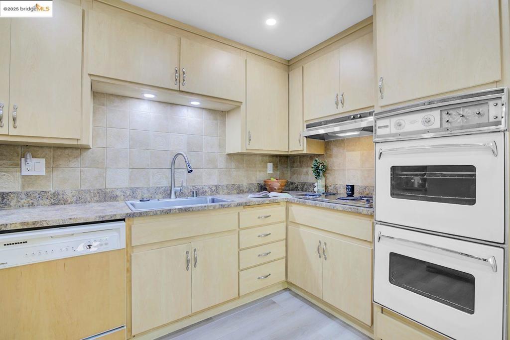 MONTCLAIR HILLS - Residential