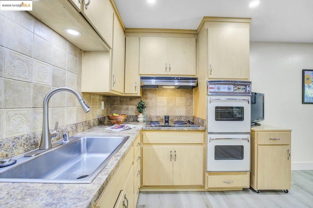 MONTCLAIR HILLS - Residential