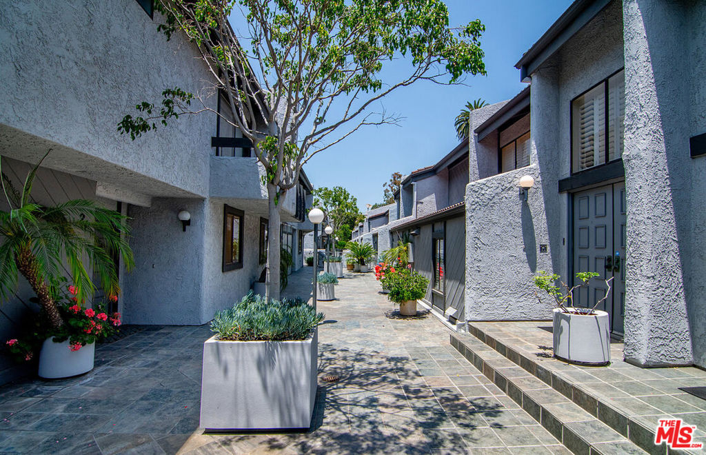 1925 S Beverly Glen Boulevard 30