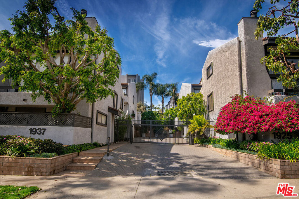 1925 S Beverly Glen Boulevard 30