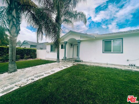 Photo of 22131 Victory Boulevard, Woodland Hills, CA 91303 (MLS # 26853453)
