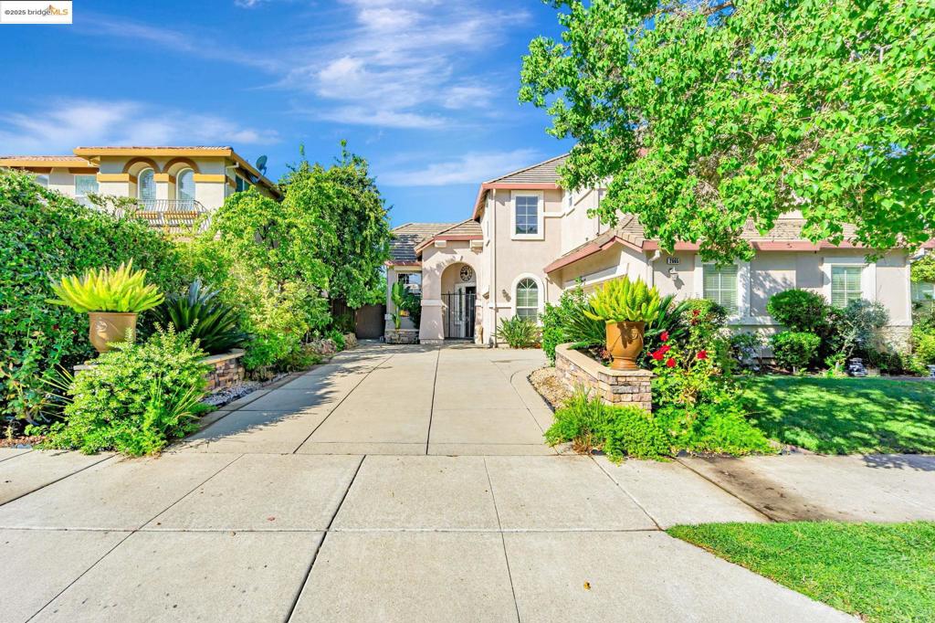 2665 Torrey Pines Dr