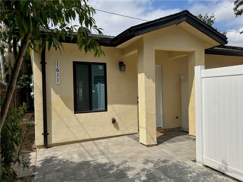 Photo of 1611 N Niagara St, Burbank, CA 91505 (MLS # BB26208500)