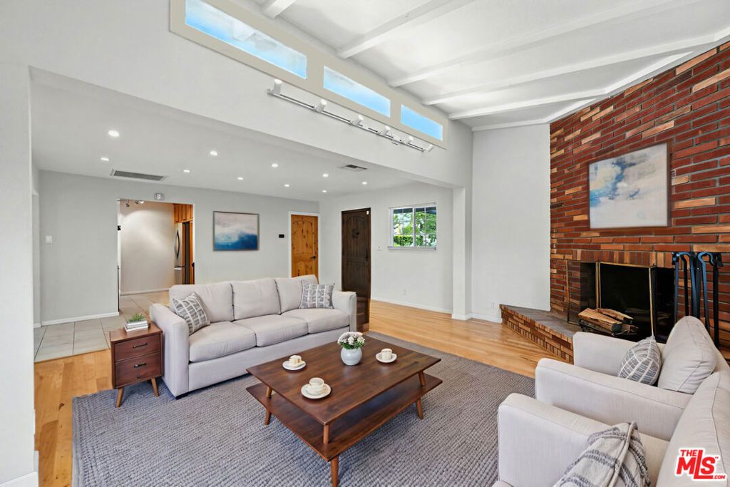 Photo of 5019 Serrania Avenue, Woodland Hills, CA 91364 (MLS # 25565101)