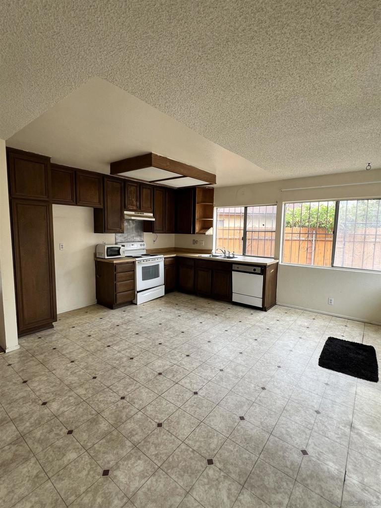 Properties 4 7969 Royal Oak Pl