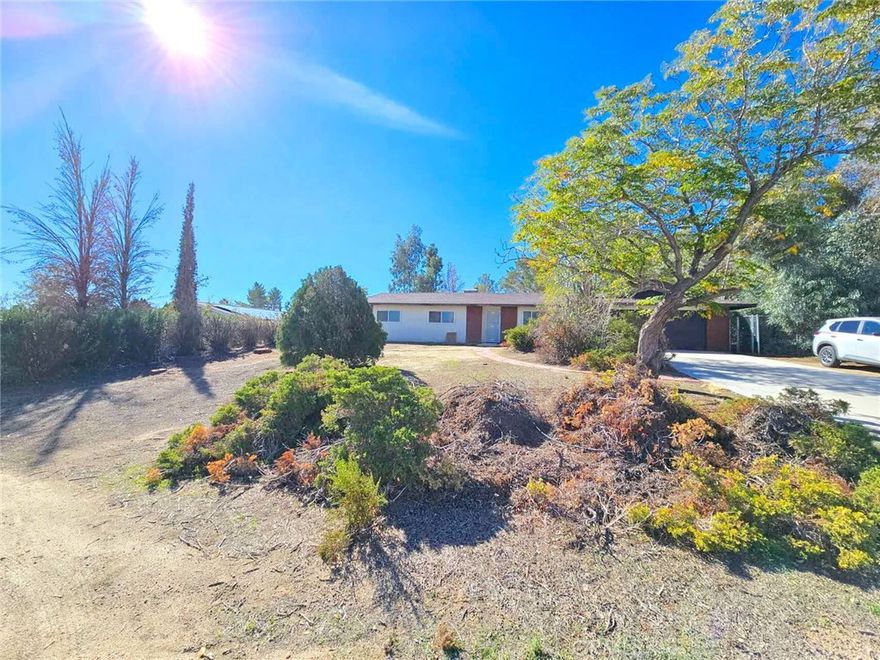 Bring your tools and your fixing skills for this great property. Will not go FHA No Blind offers!