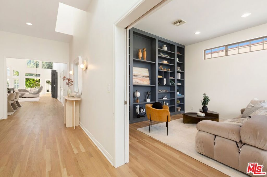 Photo of 445 N Martel Avenue, Los Angeles, CA 90036 (MLS # 26654471)