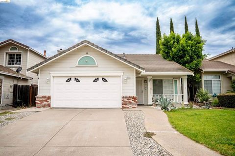 Photo of 4808 Pineview Way, Antioch, CA 94531 (MLS # 41141807)