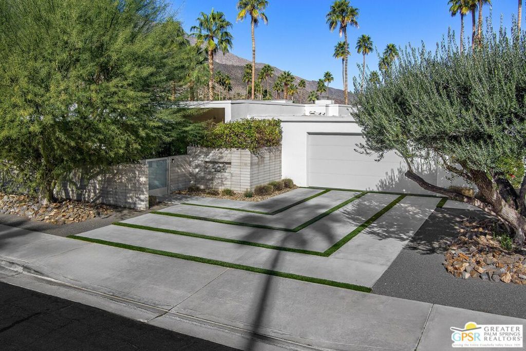 Photo of 464 E Santiago Way, Palm Springs, CA 92264 (MLS # 26641181PS)