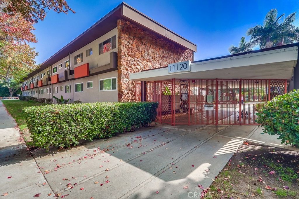 Photo of 11120 Queensland #H57, Los Angeles, CA 90034 (MLS # SB25254364)