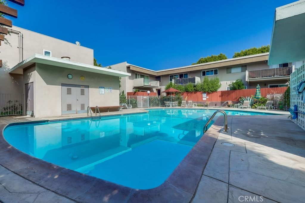 Photo of 11120 Queensland #H57, Los Angeles, CA 90034 (MLS # SB25254364)