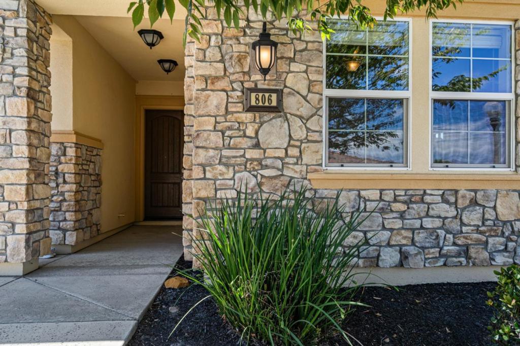 806 Fairywren Court