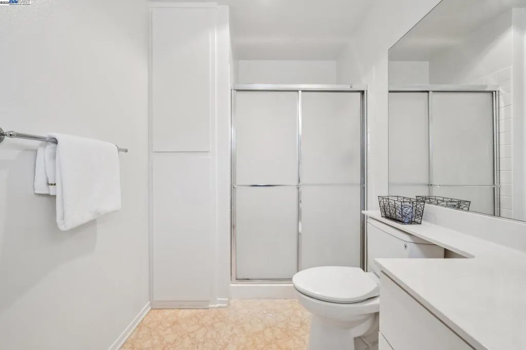 Alameda, California 94501, United States, 2 Bedrooms Bedrooms, ,2 BathroomsBathrooms,Residential,Active,194791