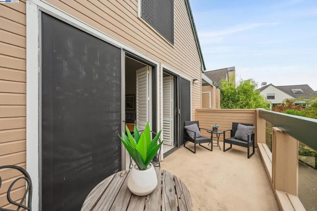 Alameda, California 94501, United States, 2 Bedrooms Bedrooms, ,2 BathroomsBathrooms,Residential,Active,194791