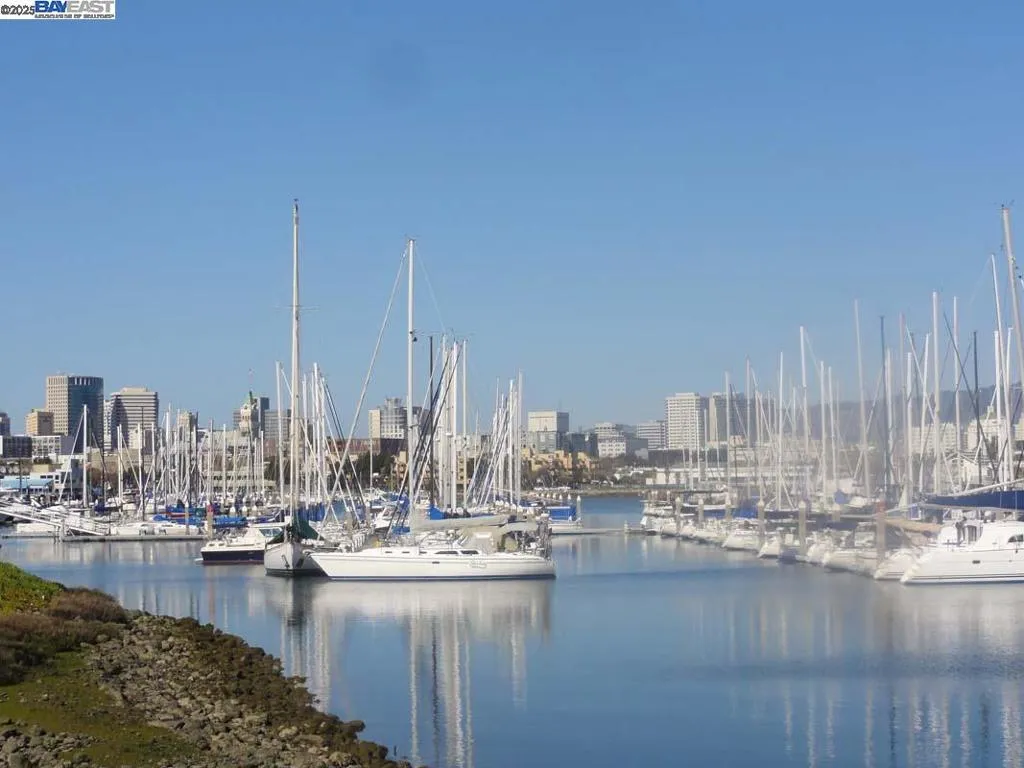 Alameda, California 94501, United States, 2 Bedrooms Bedrooms, ,2 BathroomsBathrooms,Residential,Active,194791