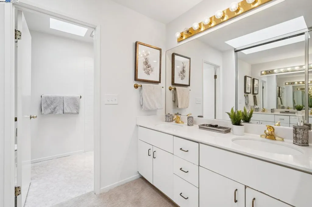 Alameda, California 94501, United States, 2 Bedrooms Bedrooms, ,2 BathroomsBathrooms,Residential,Active,194791