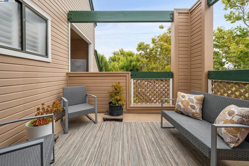 Alameda, California 94501, United States, 2 Bedrooms Bedrooms, ,2 BathroomsBathrooms,Residential,Active,194791