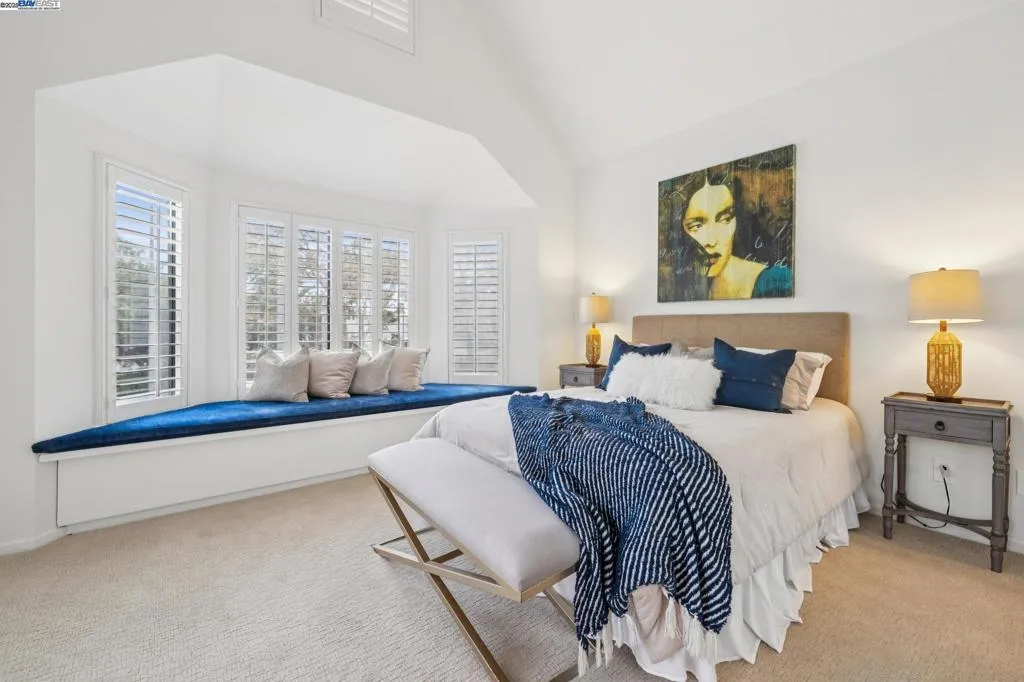 Alameda, California 94501, United States, 2 Bedrooms Bedrooms, ,2 BathroomsBathrooms,Residential,Active,194791