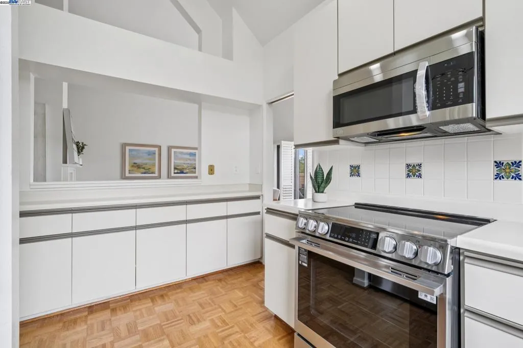 Alameda, California 94501, United States, 2 Bedrooms Bedrooms, ,2 BathroomsBathrooms,Residential,Active,194791