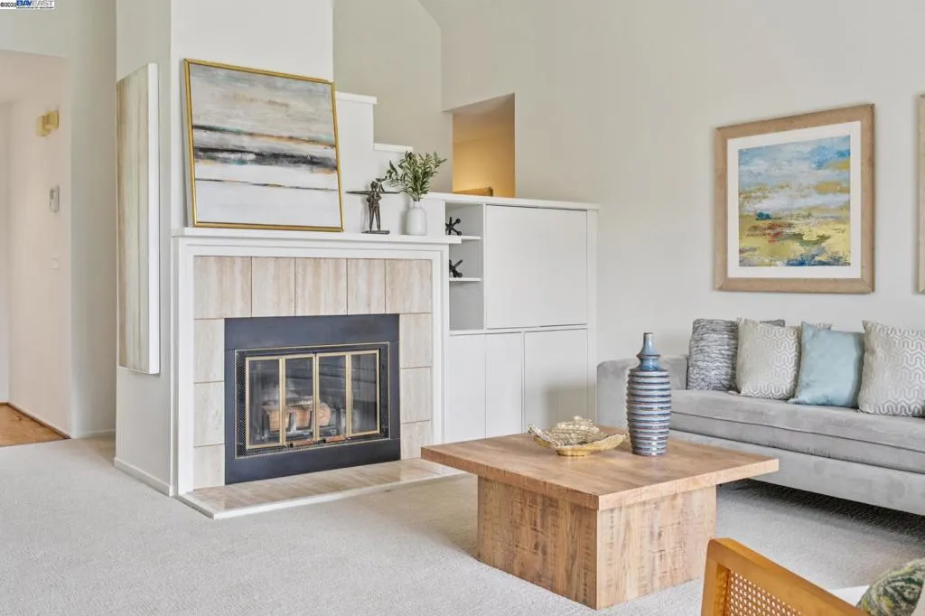 Alameda, California 94501, United States, 2 Bedrooms Bedrooms, ,2 BathroomsBathrooms,Residential,Active,194791