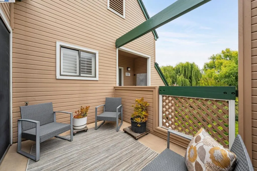 Alameda, California 94501, United States, 2 Bedrooms Bedrooms, ,2 BathroomsBathrooms,Residential,Active,194791