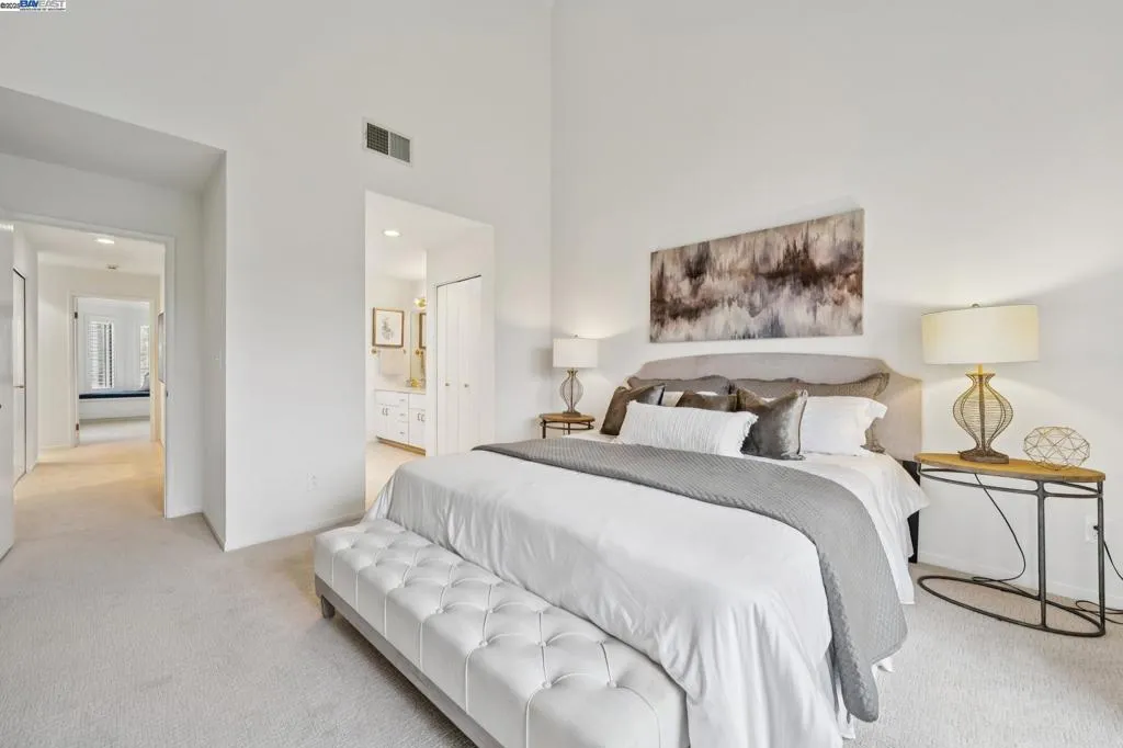 Alameda, California 94501, United States, 2 Bedrooms Bedrooms, ,2 BathroomsBathrooms,Residential,Active,194791