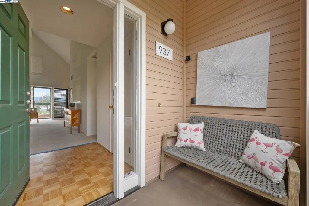 Alameda, California 94501, United States, 2 Bedrooms Bedrooms, ,2 BathroomsBathrooms,Residential,Active,194791