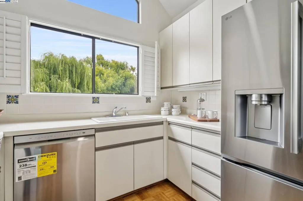 Alameda, California 94501, United States, 2 Bedrooms Bedrooms, ,2 BathroomsBathrooms,Residential,Active,194791