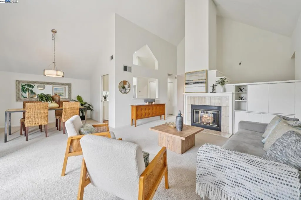 Alameda, California 94501, United States, 2 Bedrooms Bedrooms, ,2 BathroomsBathrooms,Residential,Active,194791