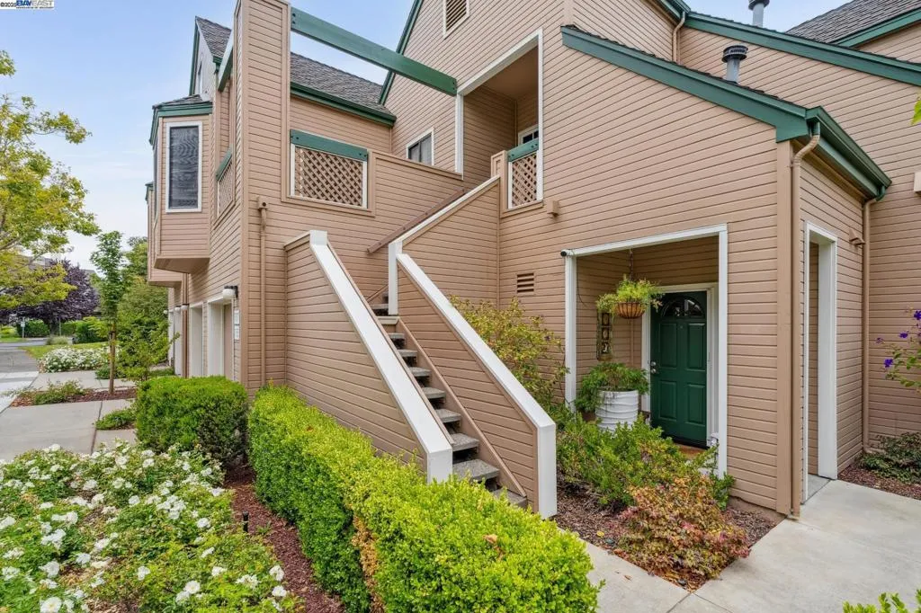 Alameda, California 94501, United States, 2 Bedrooms Bedrooms, ,2 BathroomsBathrooms,Residential,Active,194791