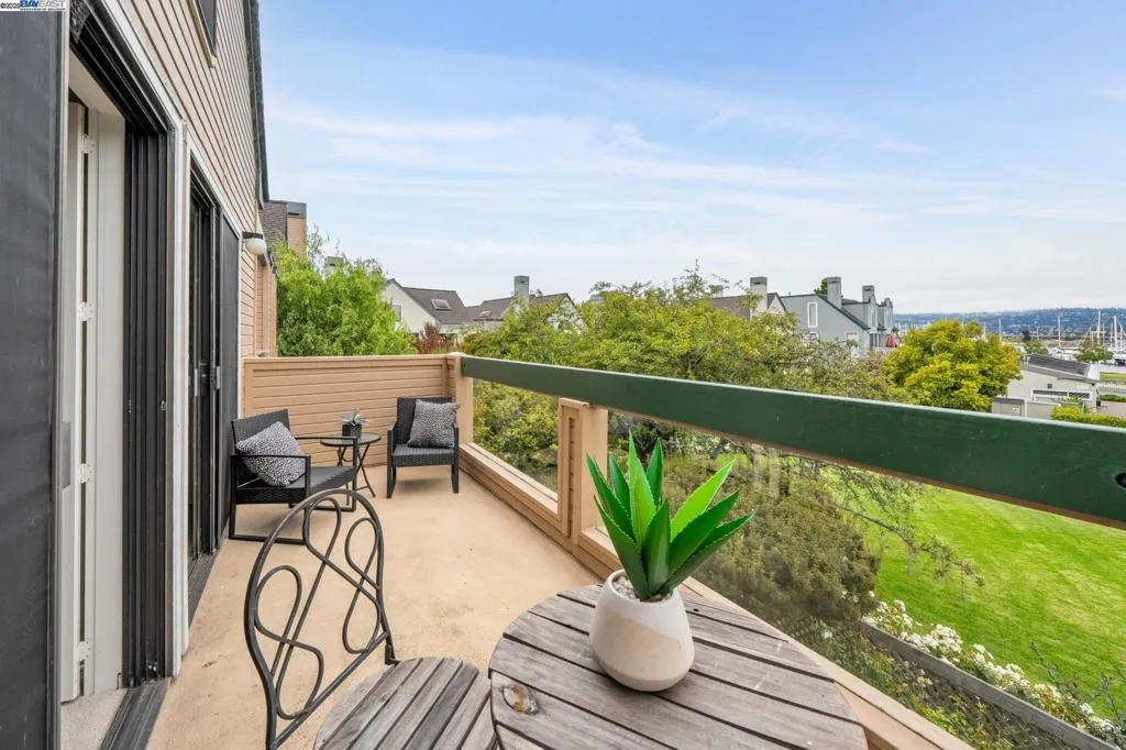 Alameda, California 94501, United States, 2 Bedrooms Bedrooms, ,2 BathroomsBathrooms,Residential,Active,194791