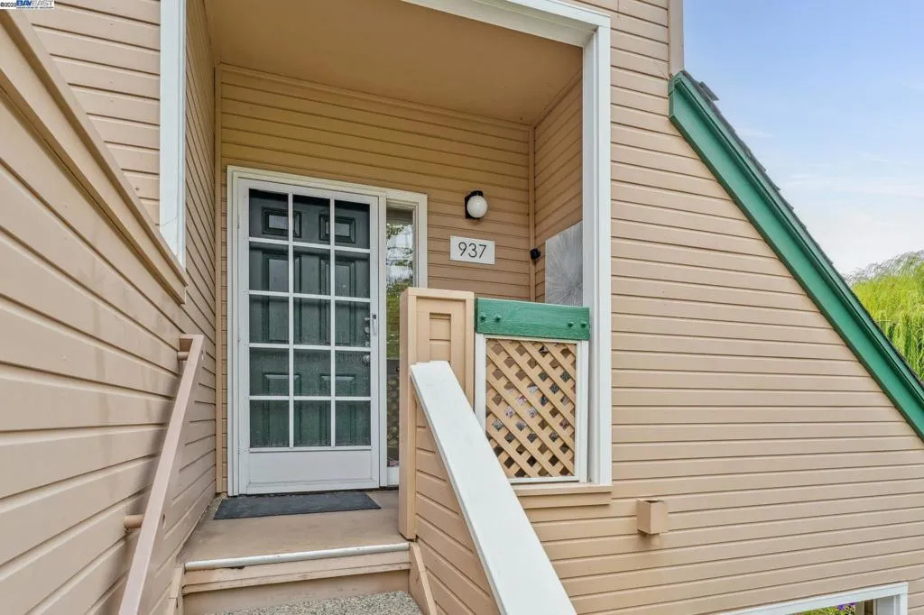 Alameda, California 94501, United States, 2 Bedrooms Bedrooms, ,2 BathroomsBathrooms,Residential,Active,194791