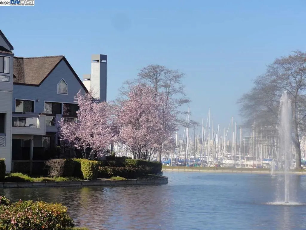 Alameda, California 94501, United States, 2 Bedrooms Bedrooms, ,2 BathroomsBathrooms,Residential,Active,194791