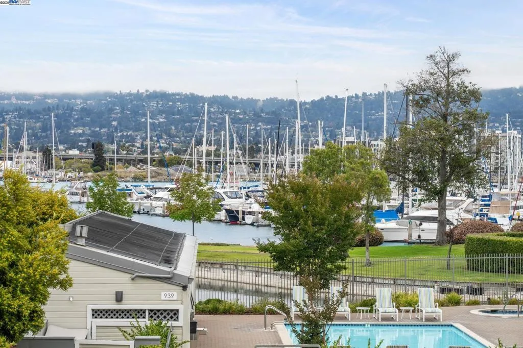 Alameda, California 94501, United States, 2 Bedrooms Bedrooms, ,2 BathroomsBathrooms,Residential,Active,194791