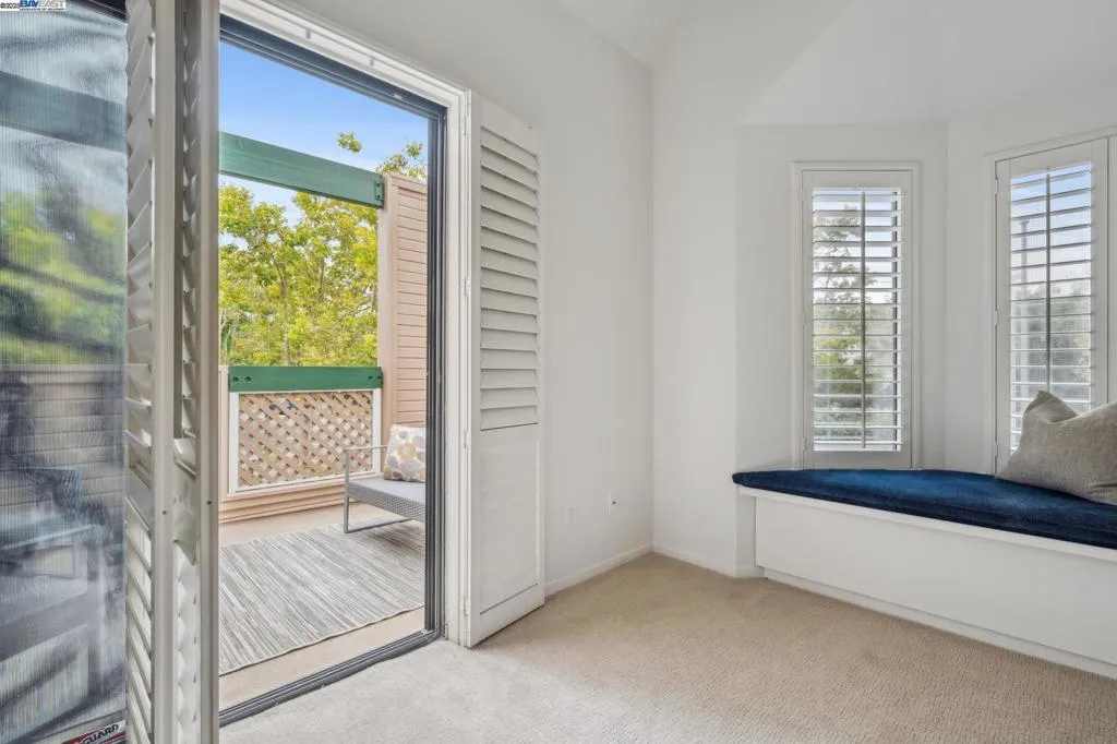 Alameda, California 94501, United States, 2 Bedrooms Bedrooms, ,2 BathroomsBathrooms,Residential,Active,194791