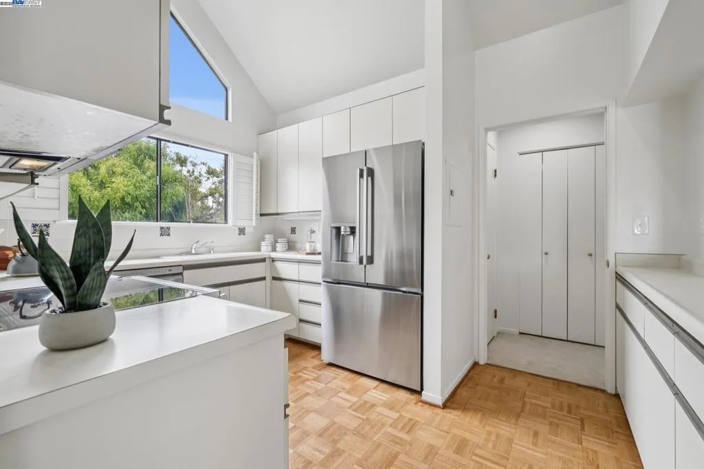 Alameda, California 94501, United States, 2 Bedrooms Bedrooms, ,2 BathroomsBathrooms,Residential,Active,194791