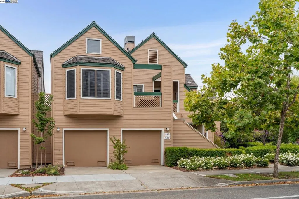 Alameda, California 94501, United States, 2 Bedrooms Bedrooms, ,2 BathroomsBathrooms,Residential,Active,194791