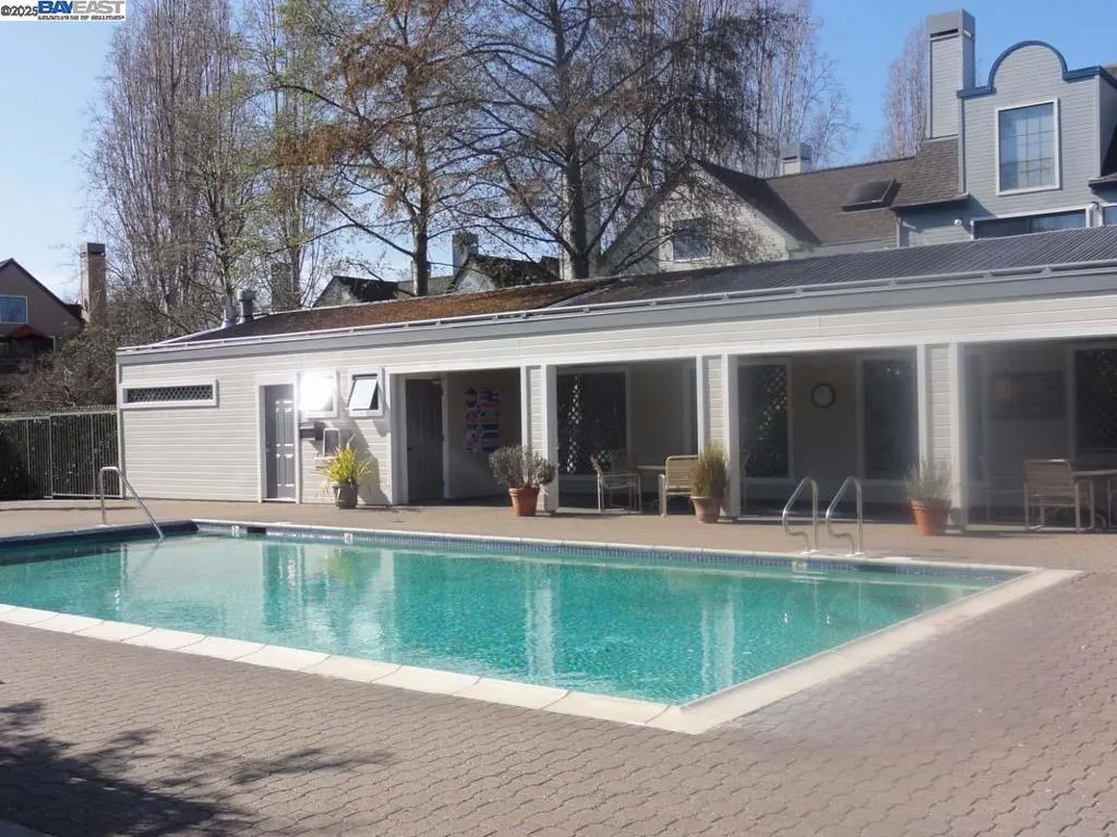 Alameda, California 94501, United States, 2 Bedrooms Bedrooms, ,2 BathroomsBathrooms,Residential,Active,194791