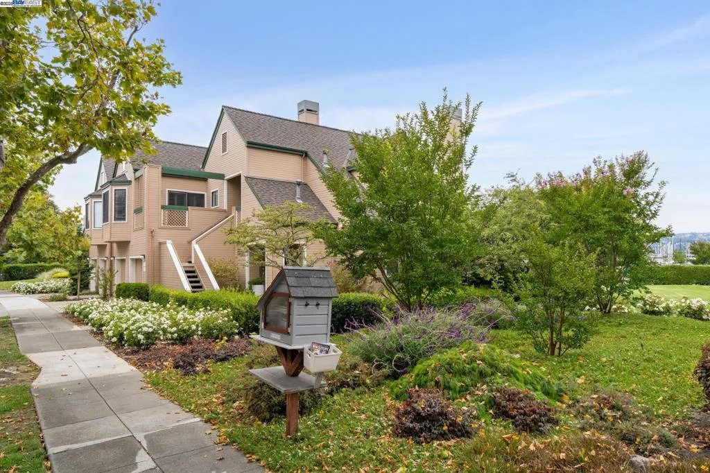 Alameda, California 94501, United States, 2 Bedrooms Bedrooms, ,2 BathroomsBathrooms,Residential,Active,194791
