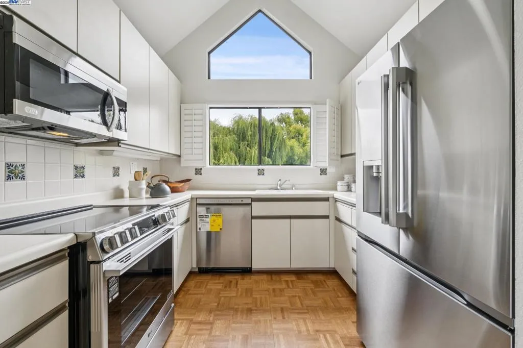 Alameda, California 94501, United States, 2 Bedrooms Bedrooms, ,2 BathroomsBathrooms,Residential,Active,194791