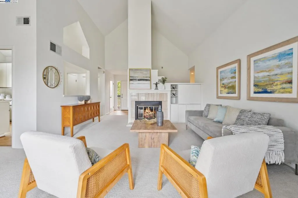 Alameda, California 94501, United States, 2 Bedrooms Bedrooms, ,2 BathroomsBathrooms,Residential,Active,194791