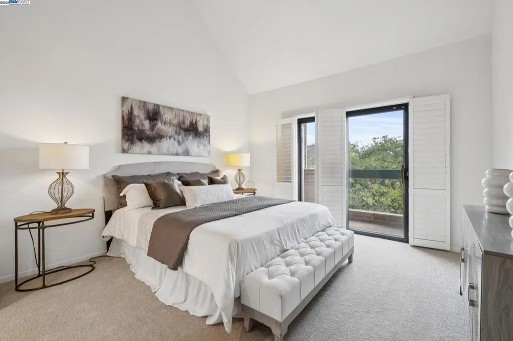 Alameda, California 94501, United States, 2 Bedrooms Bedrooms, ,2 BathroomsBathrooms,Residential,Active,194791