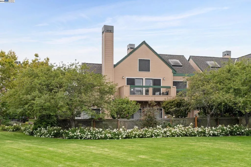 Alameda, California 94501, United States, 2 Bedrooms Bedrooms, ,2 BathroomsBathrooms,Residential,Active,194791