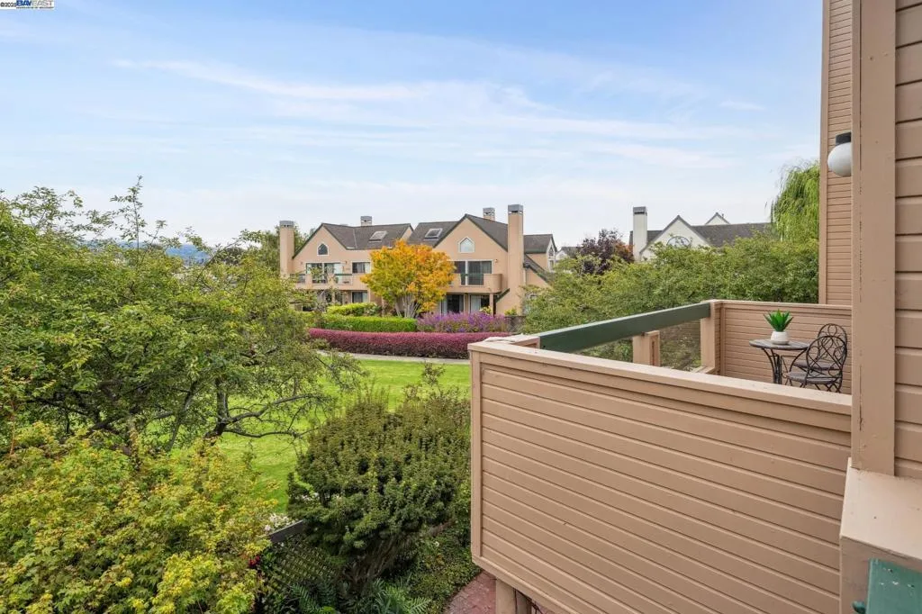 Alameda, California 94501, United States, 2 Bedrooms Bedrooms, ,2 BathroomsBathrooms,Residential,Active,194791