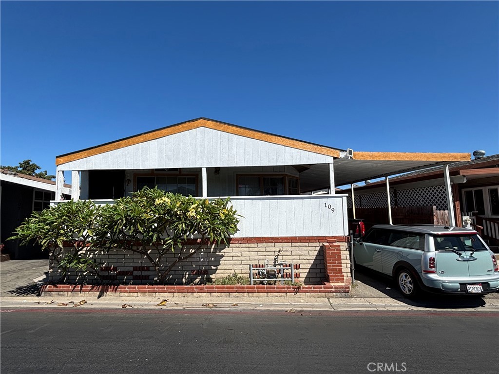Spacious 3-bedroom, 2-bath manufactured home offering incredible value for the right buyer. This property is ready for your personal touch, bring your vision and transform it into the perfect home. Features a generous floor plan with a covered a carport and a convenient location. Needs TLC but offers plenty of potential for investor or homeowners looking to customize.
Situated on a desirable corner lot in a 100% family-friendly park, close to schools, shopping, and located in the heart of West Santa Ana.