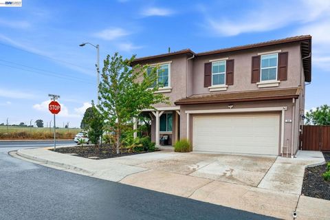 Photo of 98 Driftwood Cir, Bay Point, CA 94565 (MLS # 41131834)